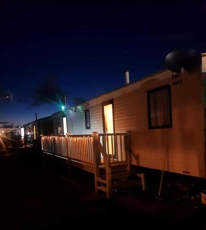 Lovely Caravan At Ingoldmells Just Behind Sealandsアパートメント エクステリア 写真